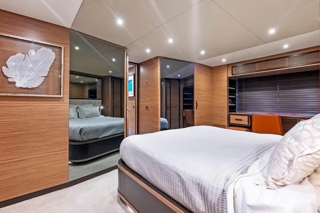 Yacht Photo 32
